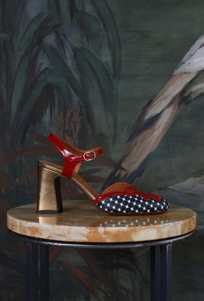 Sandalo misaya di chie mihara per la stagione ss25 a pois black & white con tacco alto 8,5 cm color gold