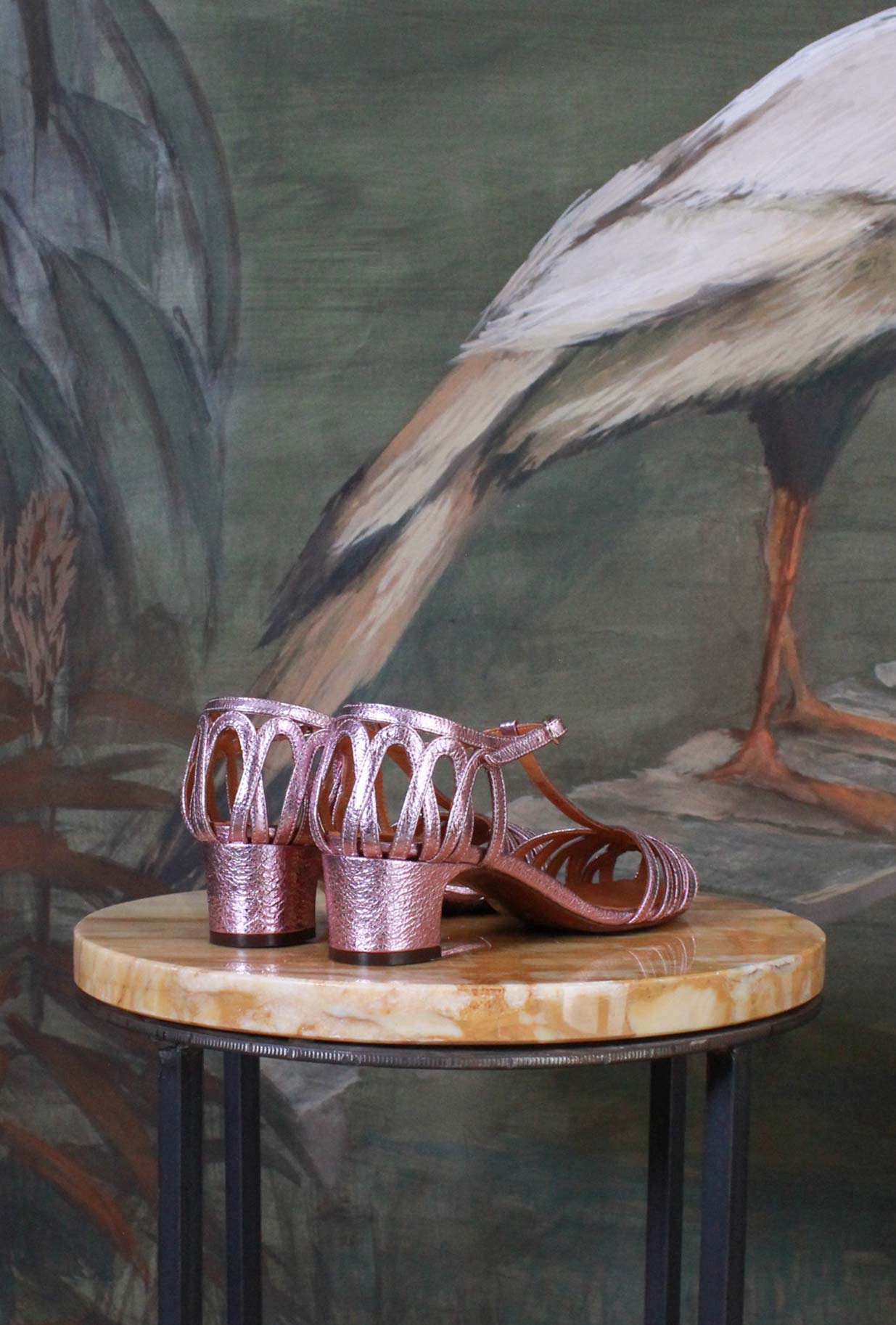 Sandalo gabbietta nenu di chie mihara tacco basso color metallic pink flamingo