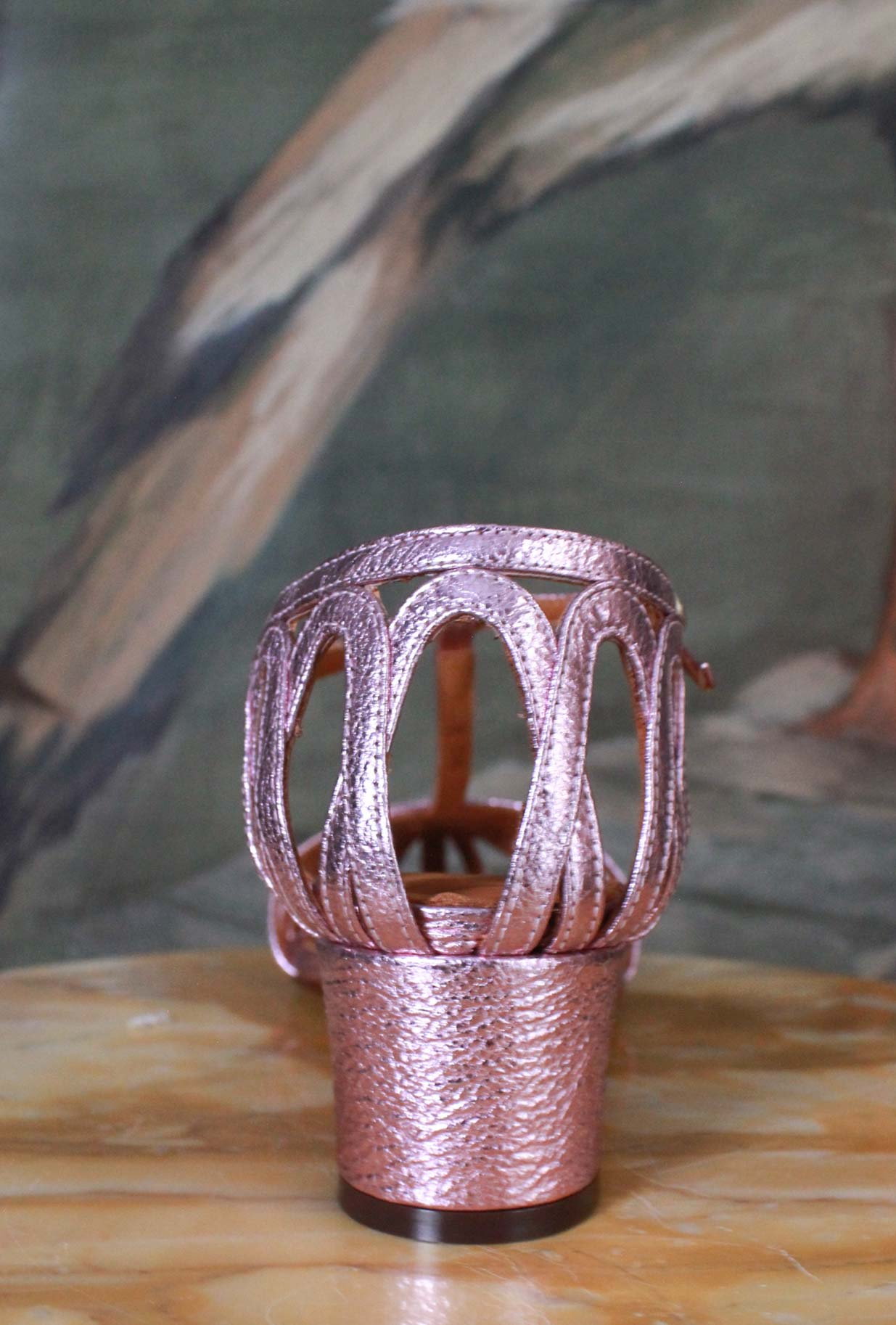 Sandalo gabbietta nenu di chie mihara tacco basso color metallic pink flamingo