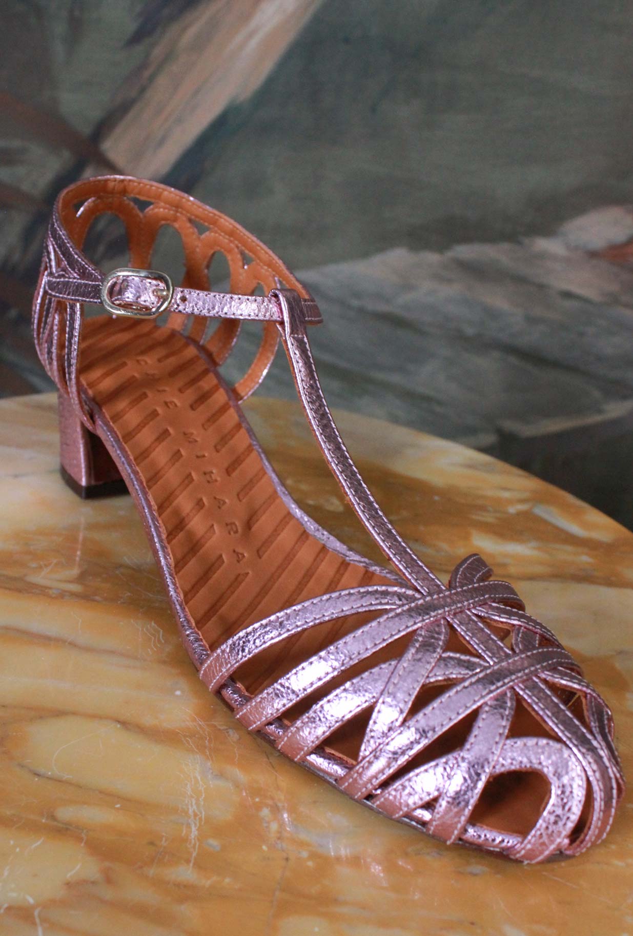 Sandalo gabbietta nenu di chie mihara tacco basso color metallic pink flamingo