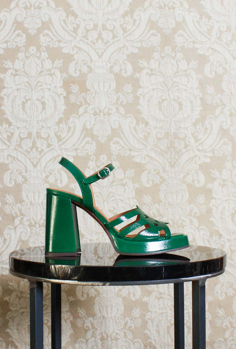 Sandalo Zelele colo r emerald con plateau di chie mihara stagione SS24