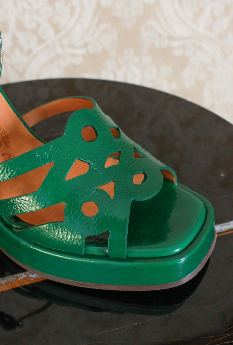 Sandalo Zelele colo r emerald con plateau di chie mihara stagione SS24