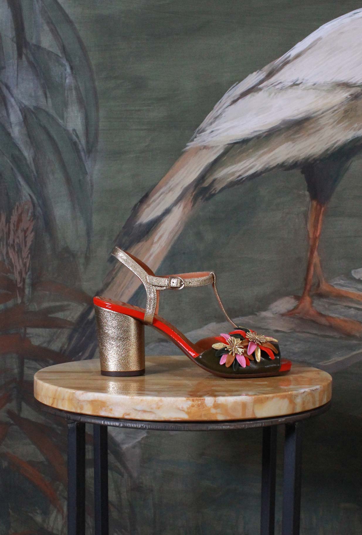 sandalo uliva di chie mihara con tacco alto 7,5 cm in pelle crinkle gold e gioiello floreale