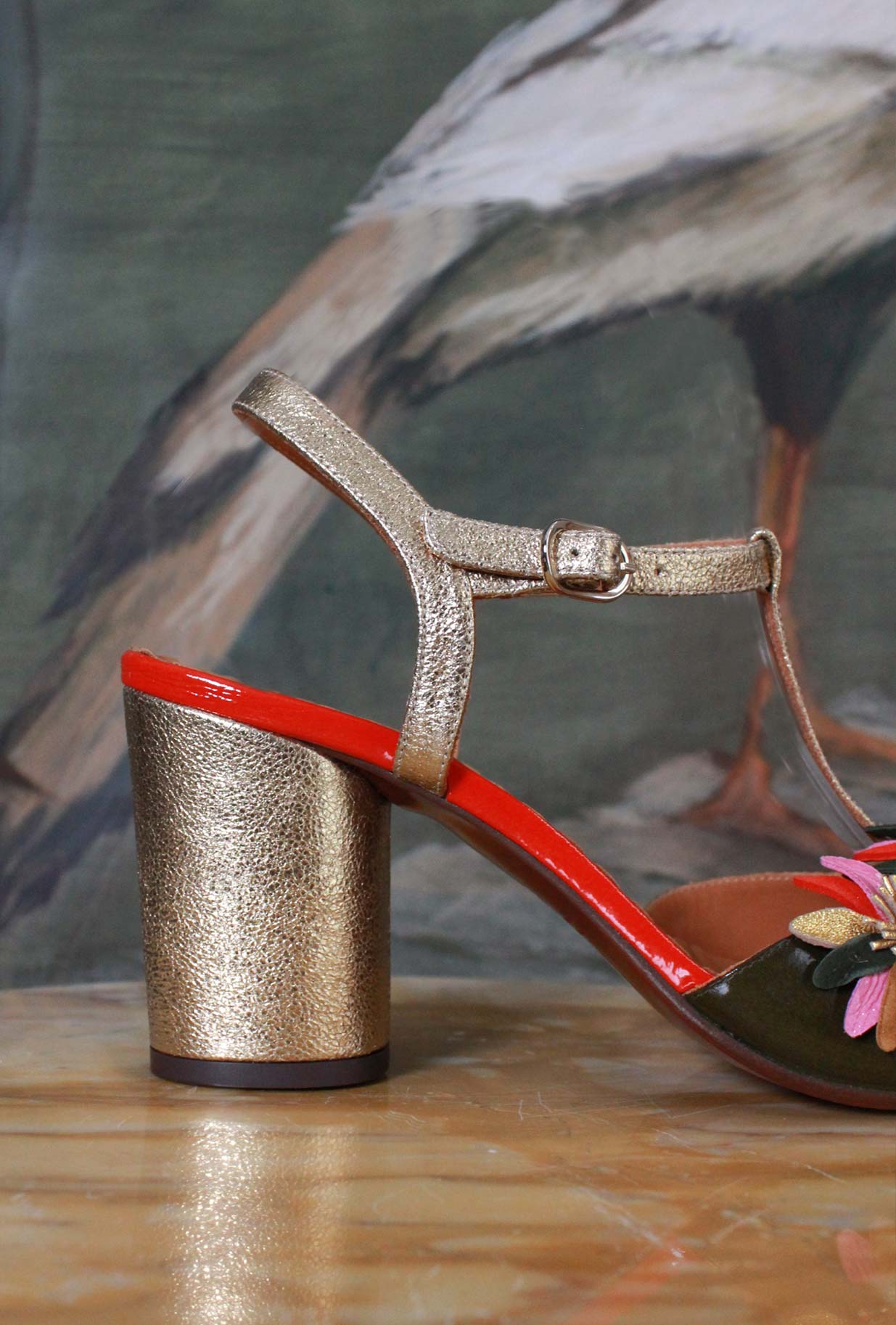 sandalo uliva di chie mihara con tacco alto 7,5 cm in pelle crinkle gold e gioiello floreale