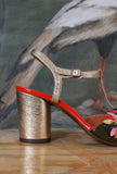 sandalo uliva di chie mihara con tacco alto 7,5 cm in pelle crinkle gold e gioiello floreale