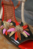 sandalo uliva di chie mihara con tacco alto 7,5 cm in pelle crinkle gold e gioiello floreale