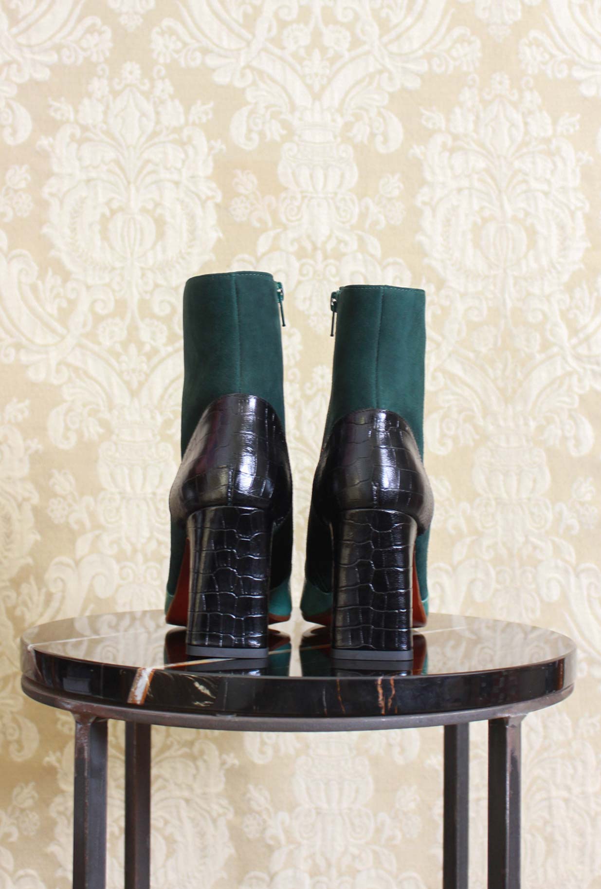 Stivaletto con nappina by Chie Mihara con tacco nero 085mm nella clorway antique green 