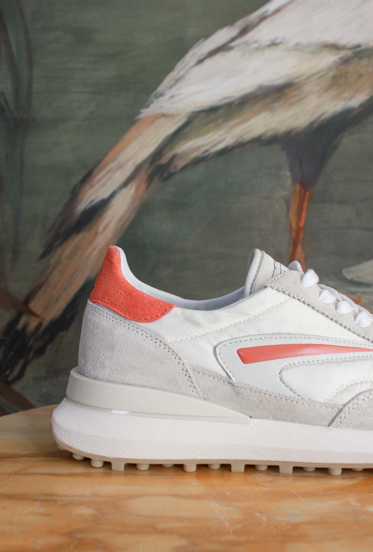 Sneaker ATHLETA Ivory Coral di D.A.T.E. prende ispirazione dalle iconiche running degli anni ’70