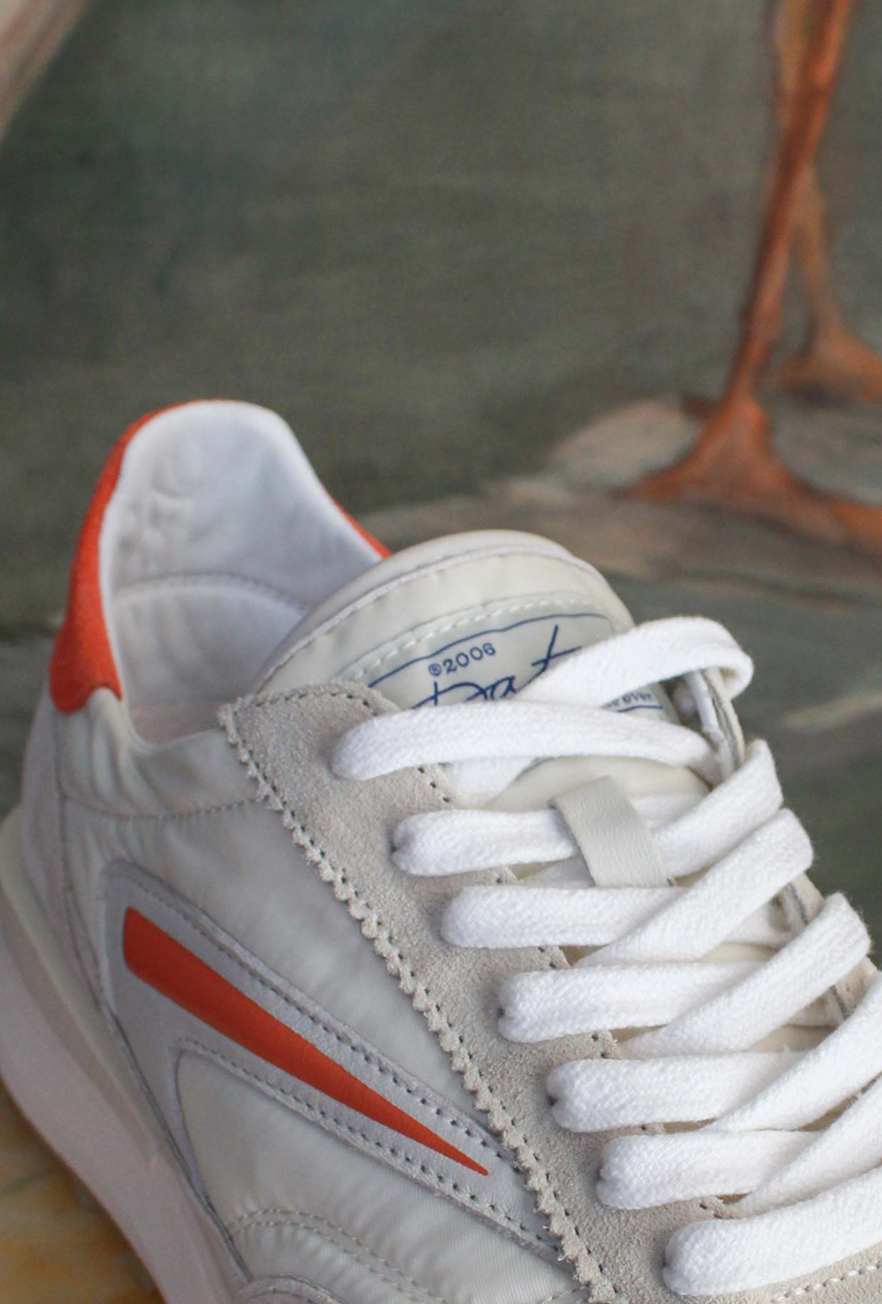 Sneaker ATHLETA Ivory Coral di D.A.T.E. prende ispirazione dalle iconiche running degli anni ’70