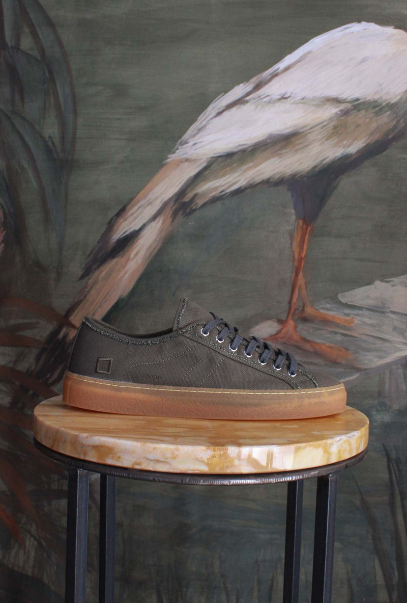 Sneaker Tender Army di D.A.T.E. reinterpreta lo stile casual con un tocco urbano e contemporaneo