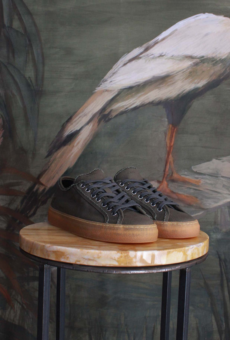 Sneaker Tender Army di D.A.T.E. reinterpreta lo stile casual con un tocco urbano e contemporaneo
