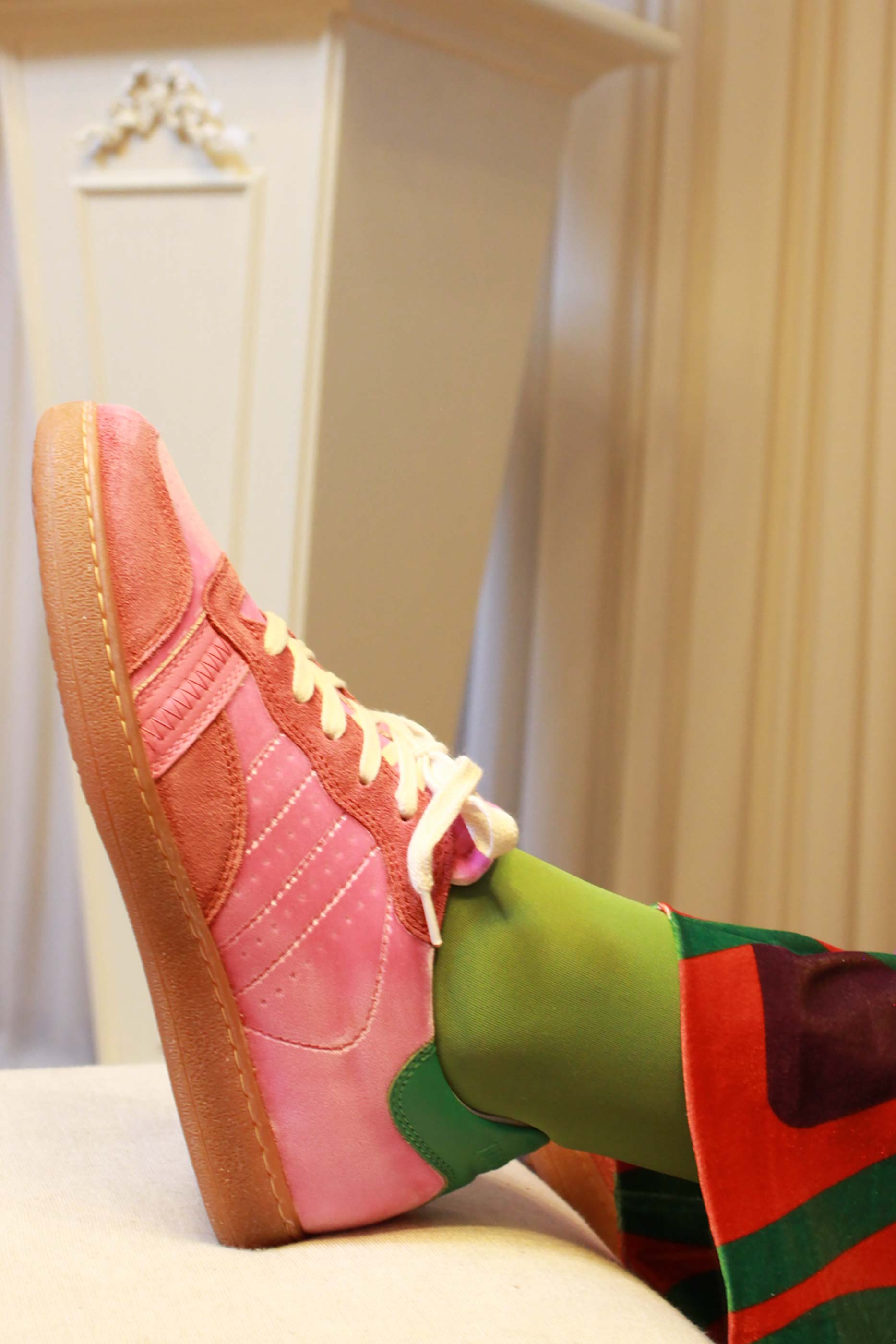 Sneakers sporty velvet pink di DATE modello gazzelle da donna fw23