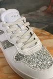 D.A.T.E. sneaker da tennis anni ’70 modello Court 2.0. in glitter color Platinum da Donna