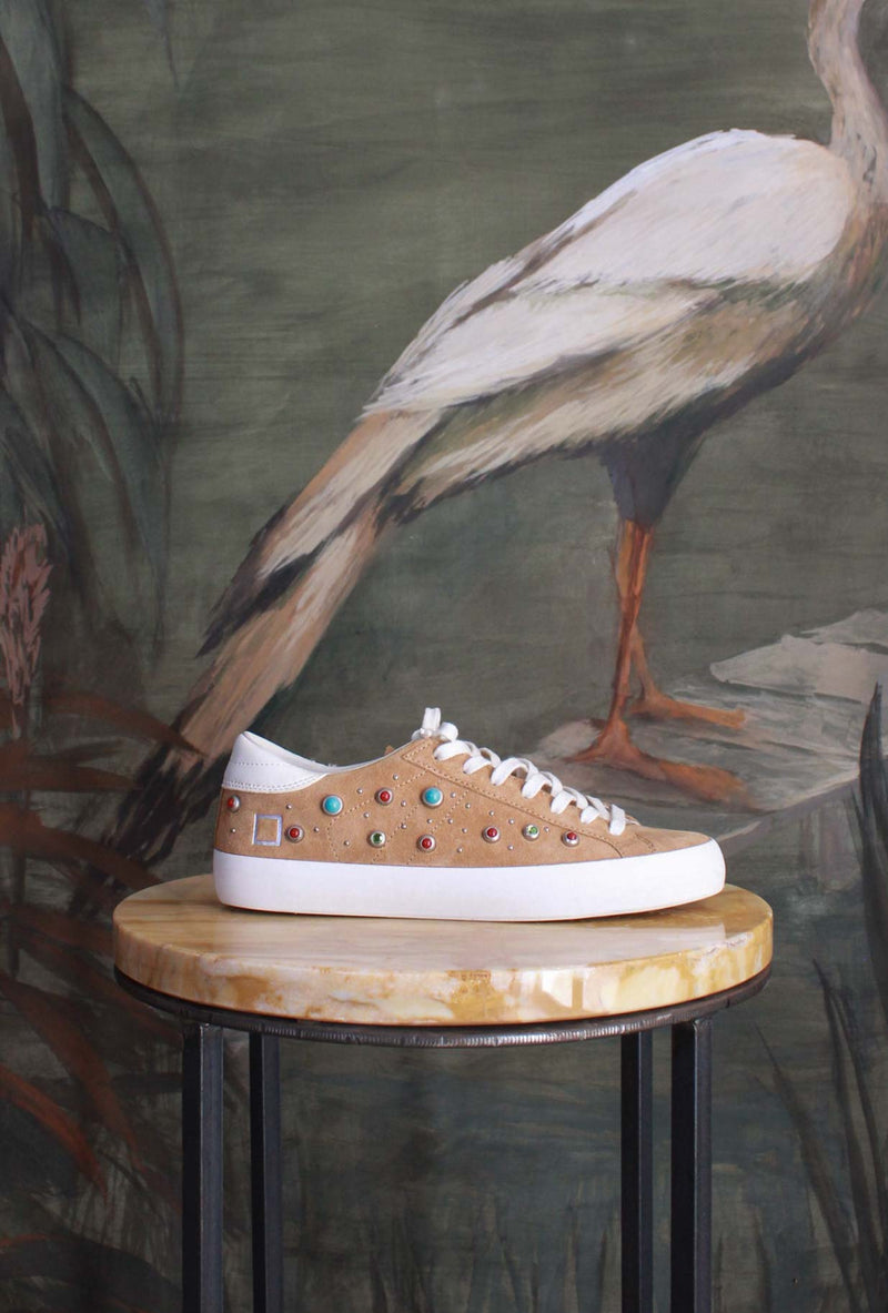 Sneakers Hill Low Studs Cuoio di D.A.T.E. è un mix perfetto di carattere e raffinatezza da Donna