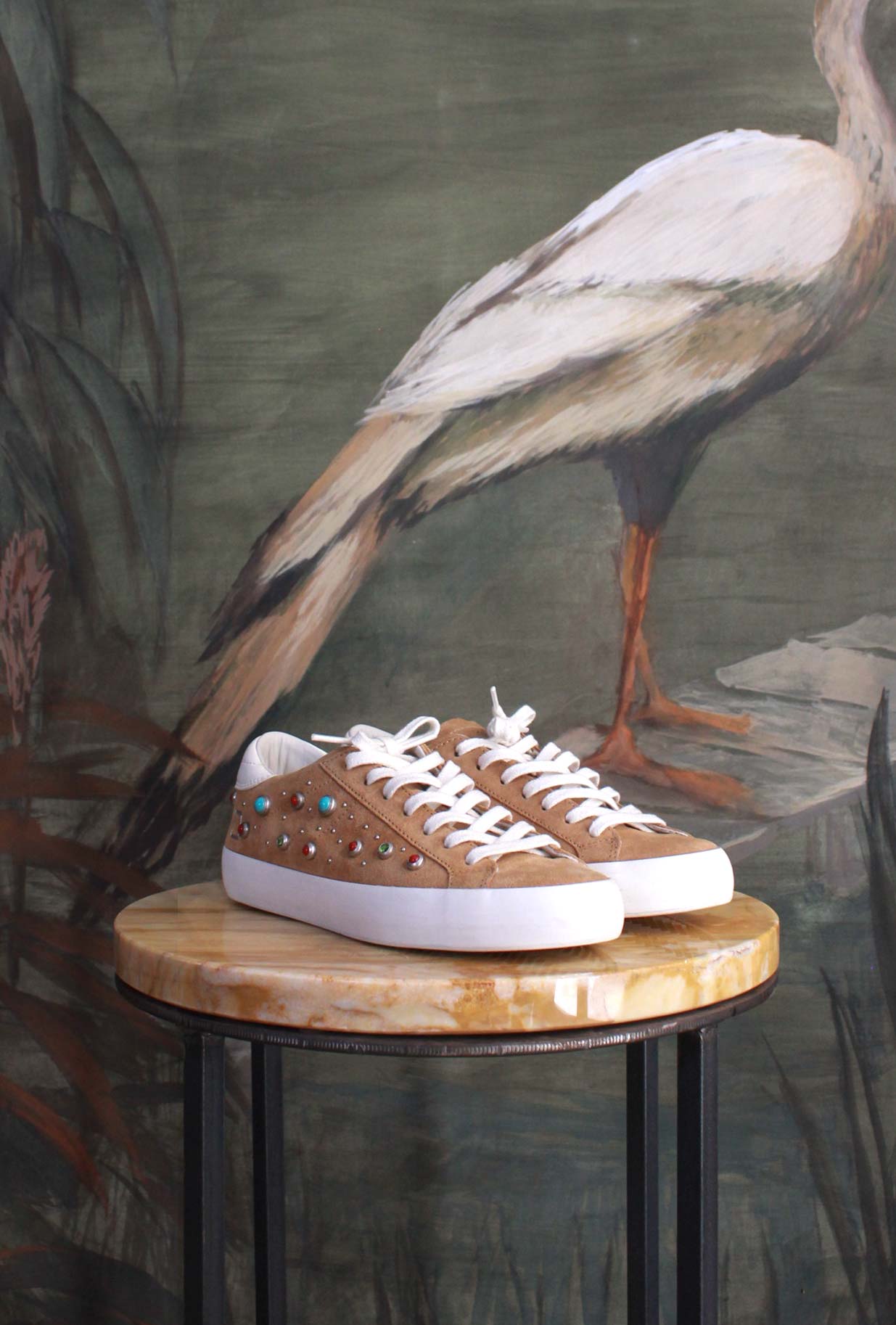 Sneakers Hill Low Studs Cuoio di D.A.T.E. è un mix perfetto di carattere e raffinatezza da Donna