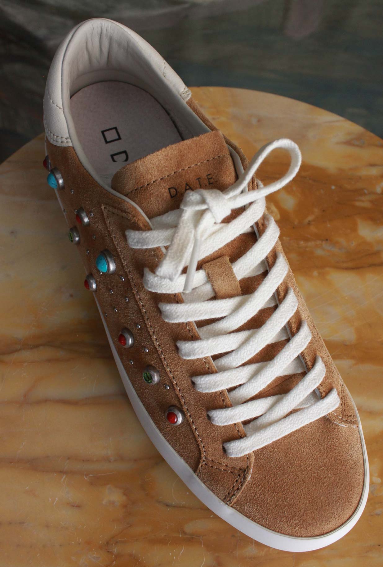 Sneakers Hill Low Studs Cuoio di D.A.T.E. è un mix perfetto di carattere e raffinatezza da Donna