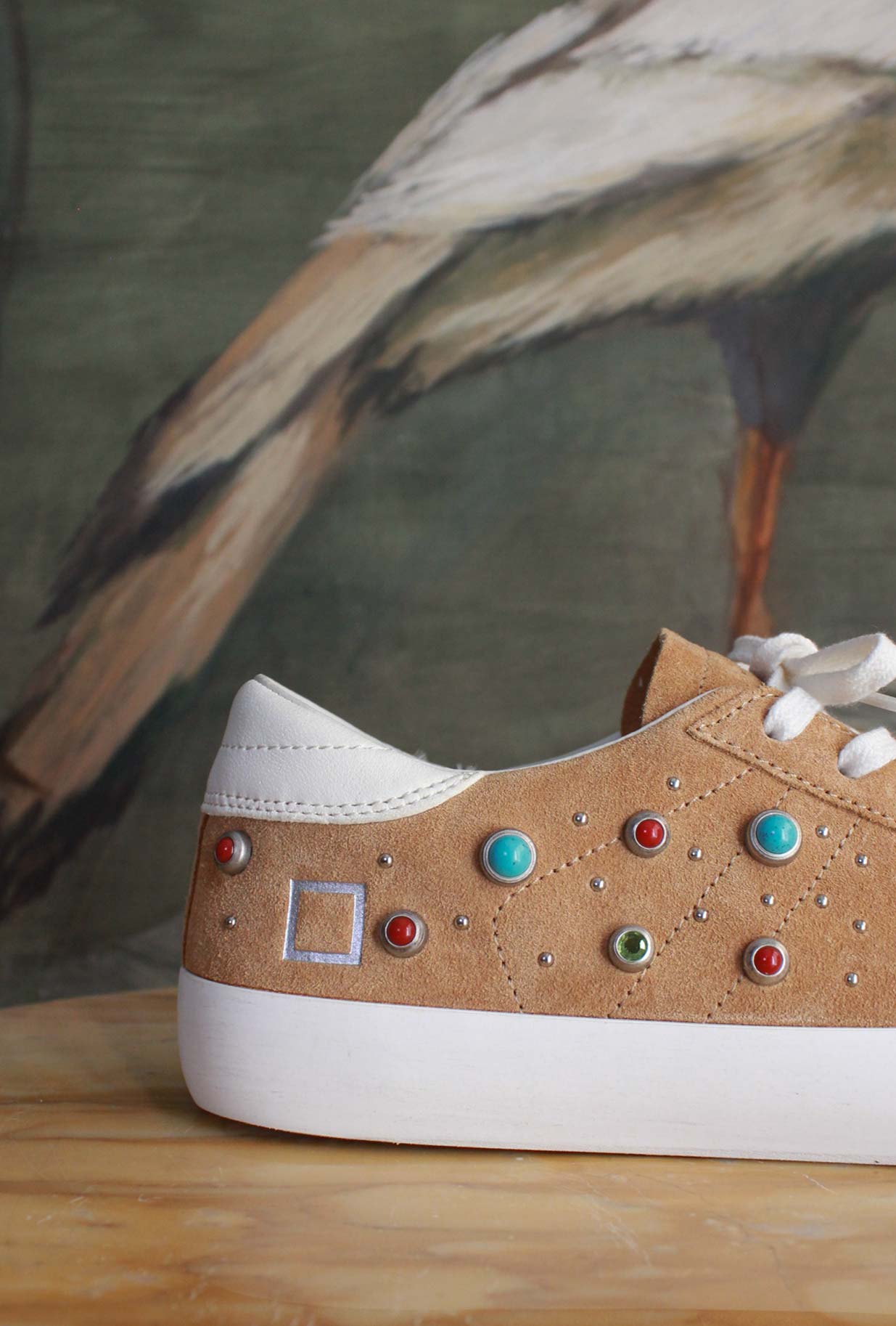 Sneakers Hill Low Studs Cuoio di D.A.T.E. è un mix perfetto di carattere e raffinatezza da Donna