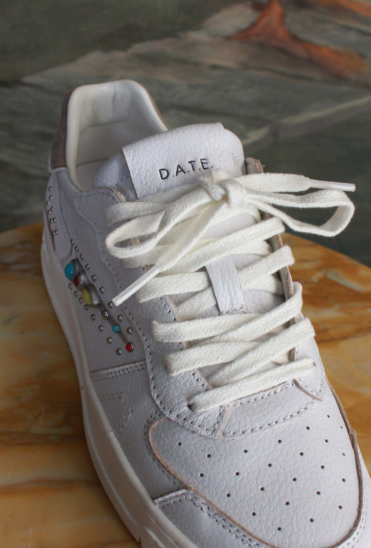 Sneakers Torneo Pure Studs White di D.A.T.E. combinano estetica minimal e spirito sporty-chic da Donna