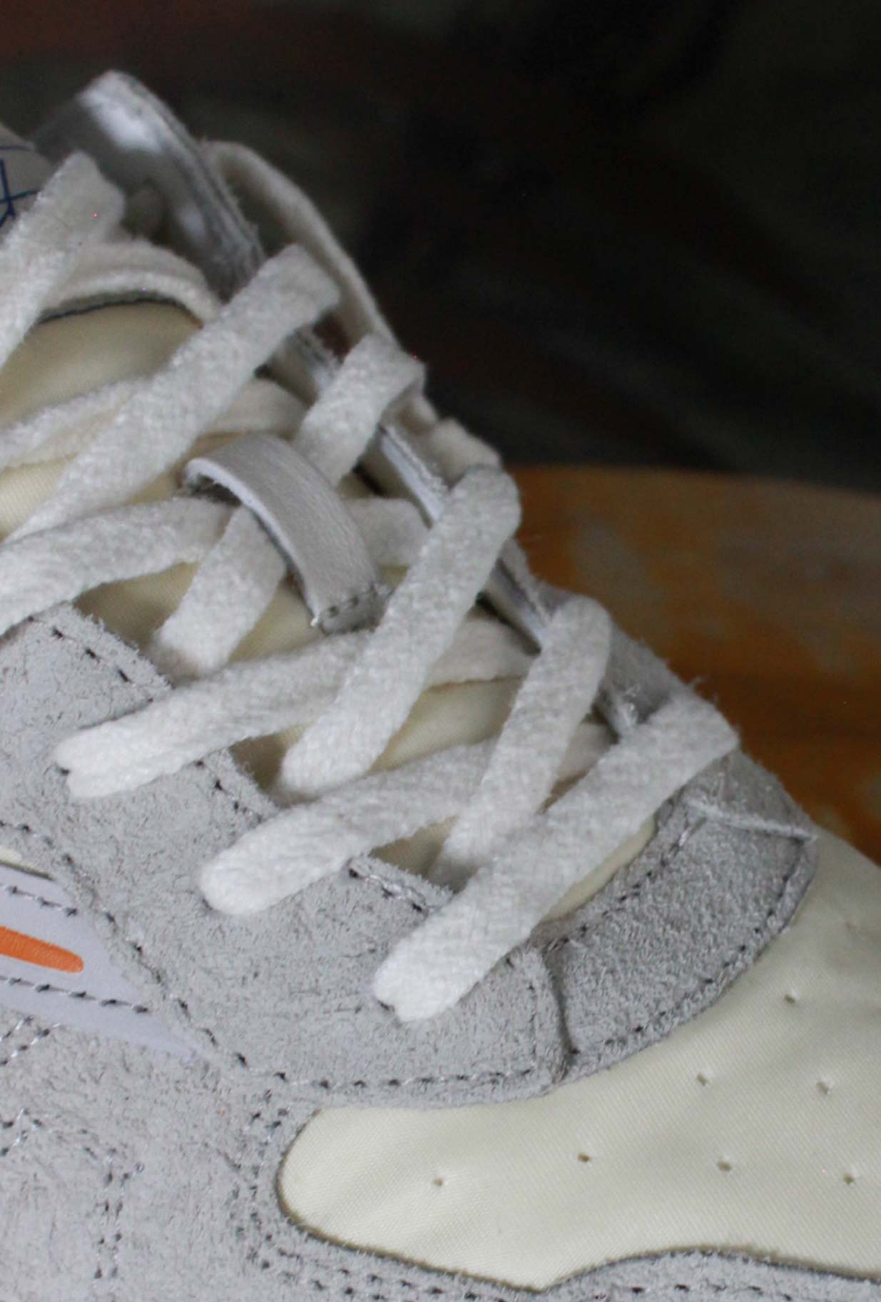 Nuova Sneakers Torneo di Date collezione estate in nylon color avorio da uomo e dettagli arancio