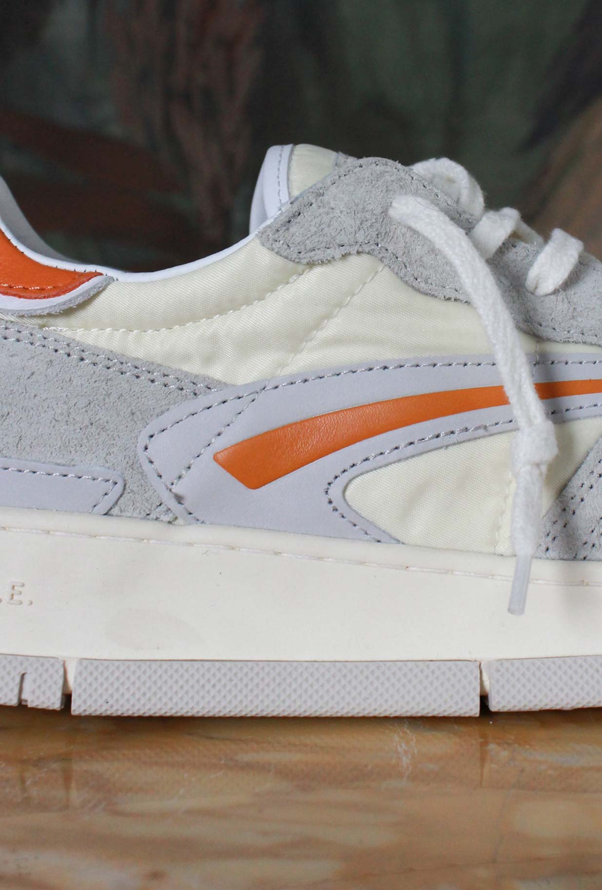 Nuova Sneakers Torneo di Date collezione estate in nylon color avorio da uomo e dettagli arancio