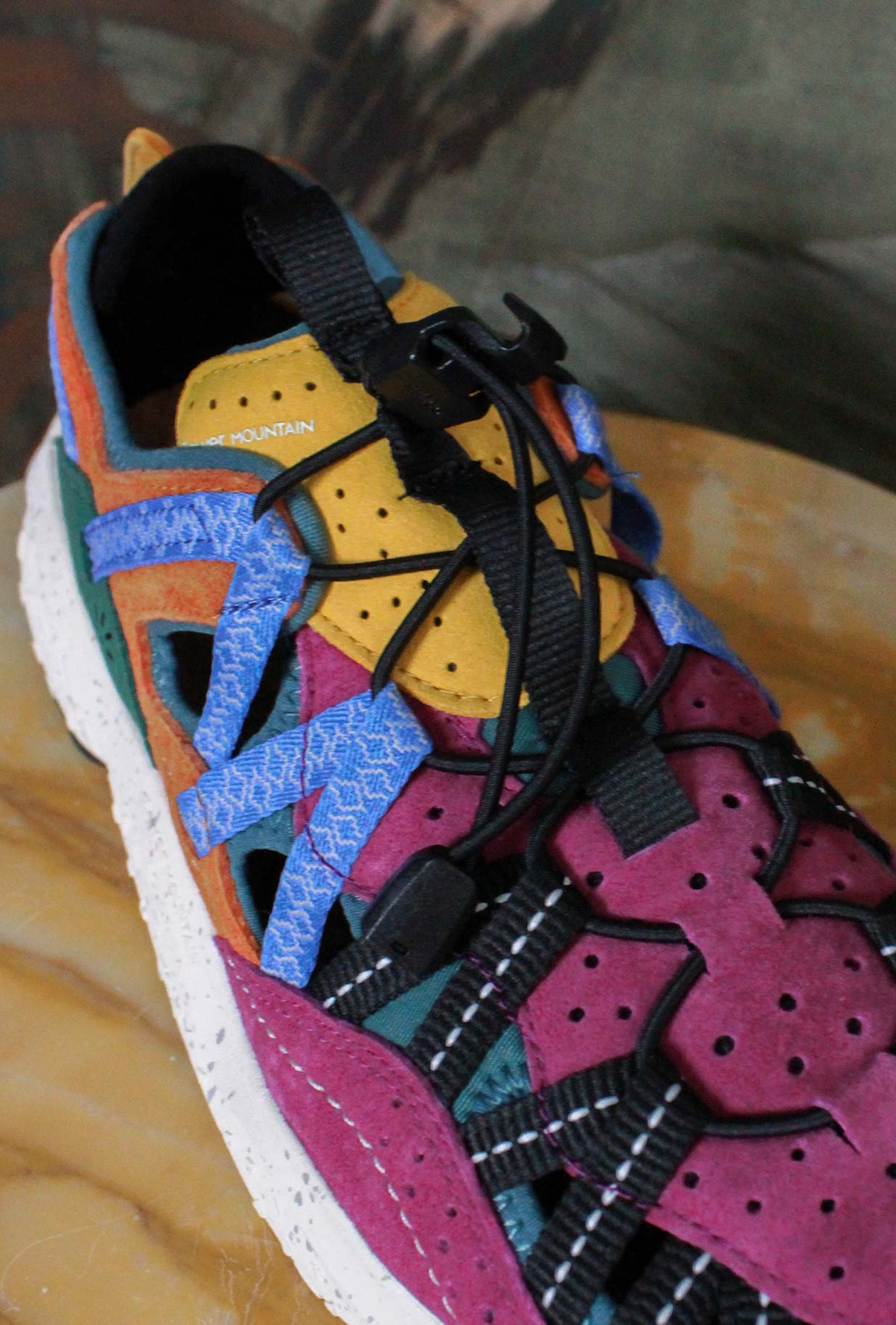 Sandali Kazana Woman di Flower Mountain realizzati in suede nelle vibranti tonalità del Bordeaux, Black e Green da Donna