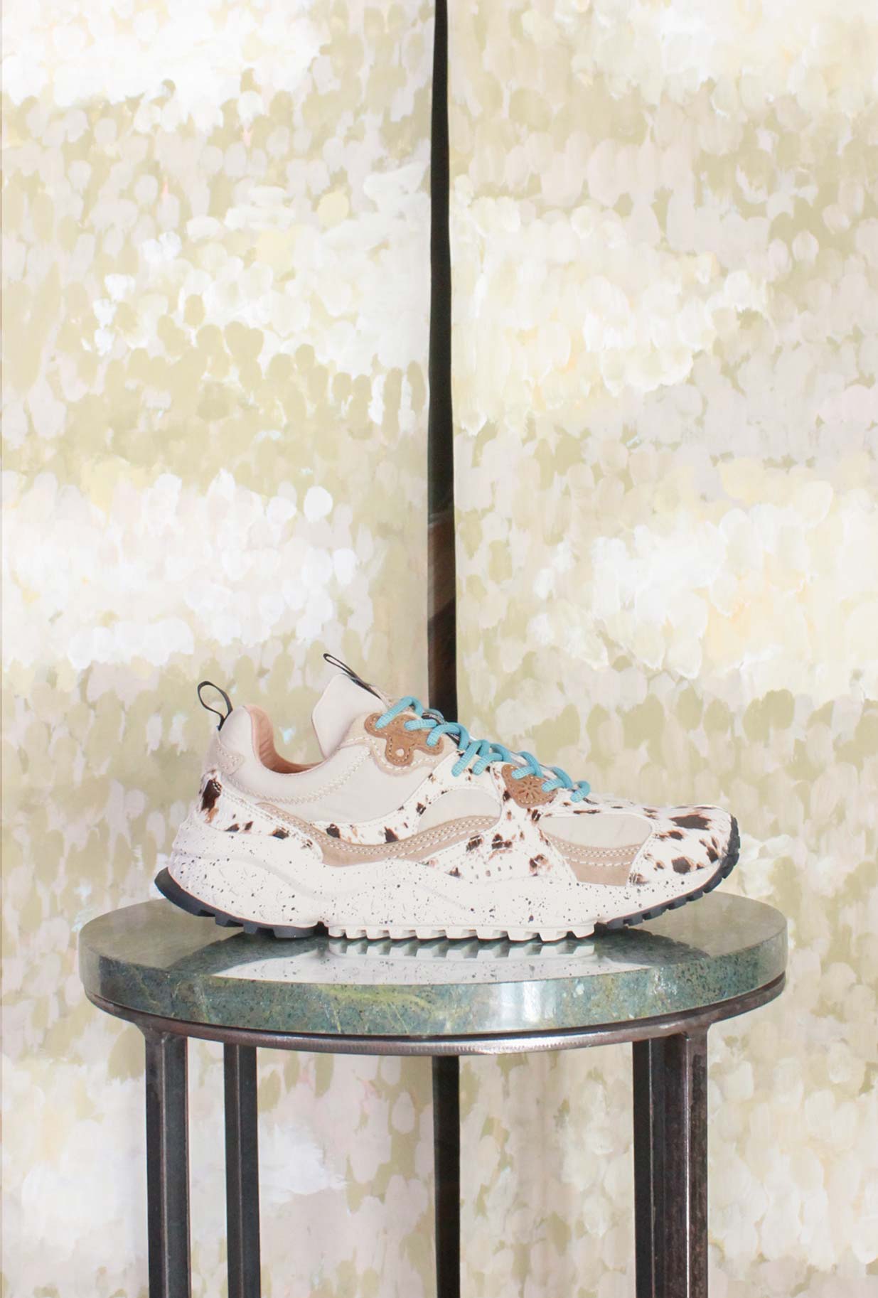 Sneakers Wave Woman di Flower Mountain realizzata in un raffinato mix di suede, nylon e pony hair nel sofisticato abbinamento Milk, Black e Brown da Donna