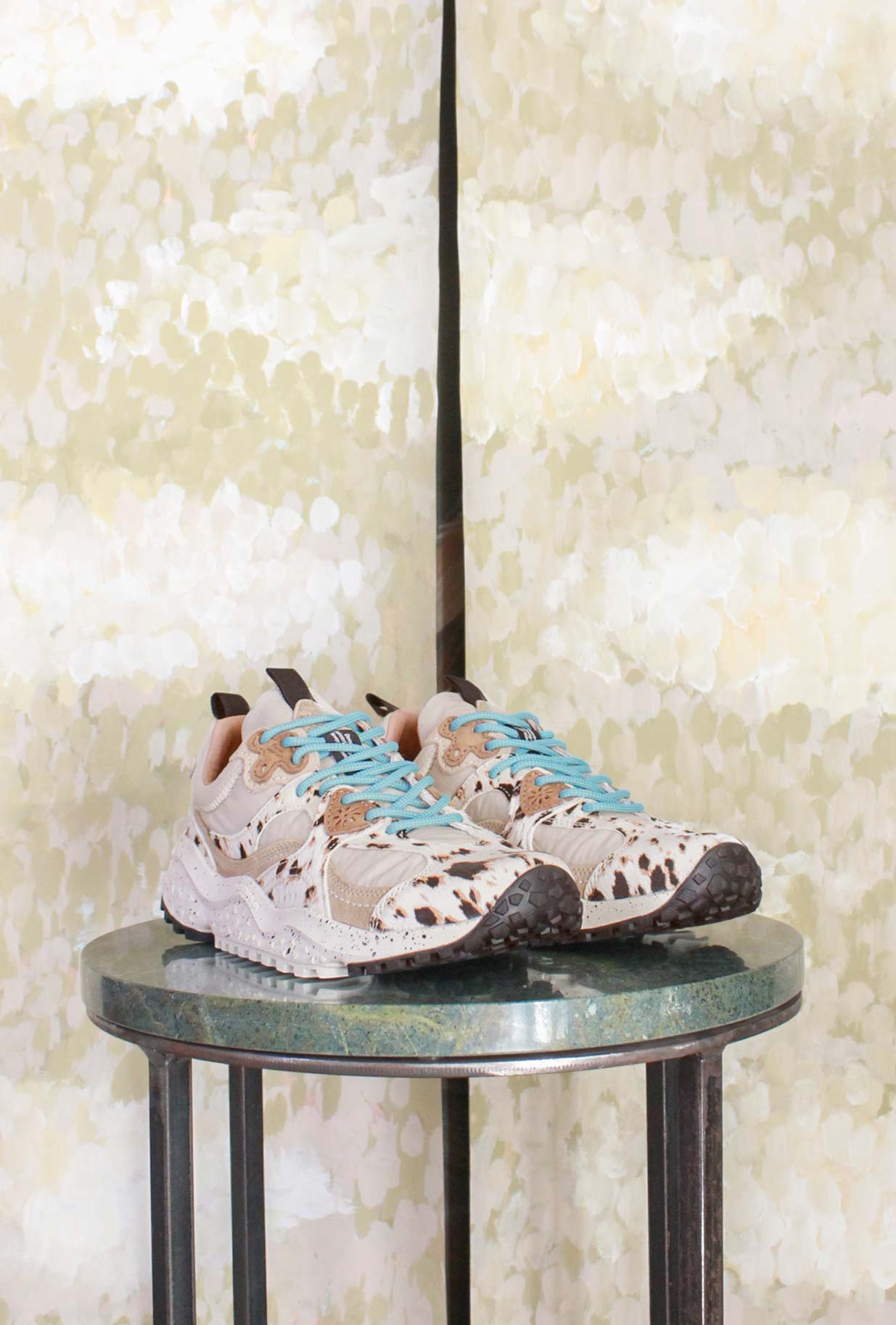 Sneakers Wave Woman di Flower Mountain realizzata in un raffinato mix di suede, nylon e pony hair nel sofisticato abbinamento Milk, Black e Brown da Donna