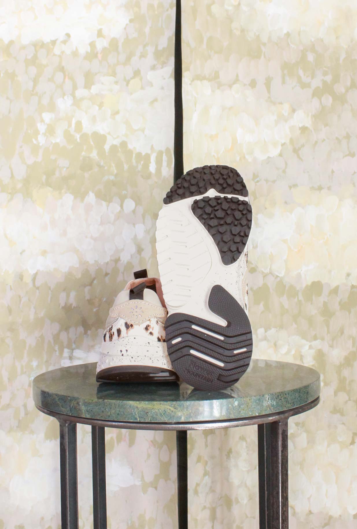 Sneakers Wave Woman di Flower Mountain realizzata in un raffinato mix di suede, nylon e pony hair nel sofisticato abbinamento Milk, Black e Brown da Donna