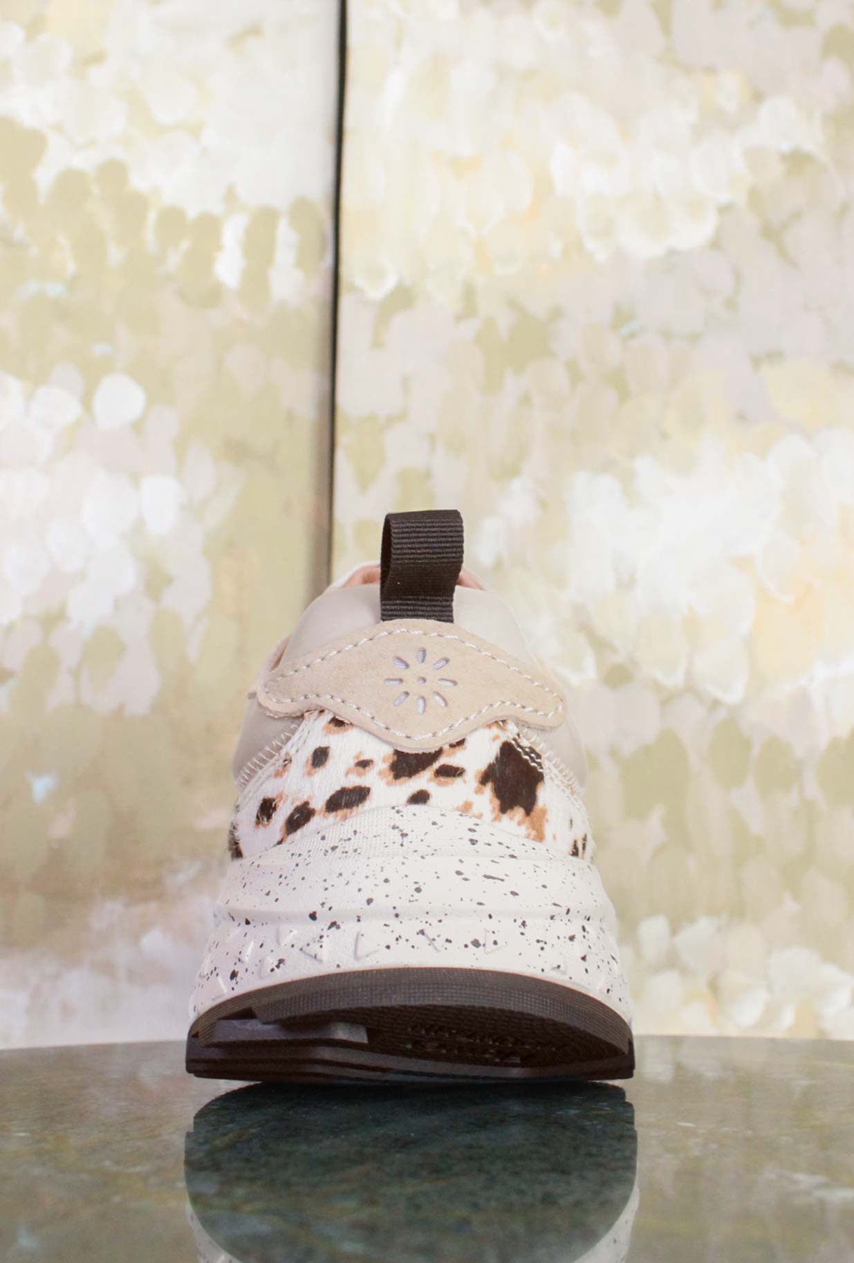 Sneakers Wave Woman di Flower Mountain realizzata in un raffinato mix di suede, nylon e pony hair nel sofisticato abbinamento Milk, Black e Brown da Donna
