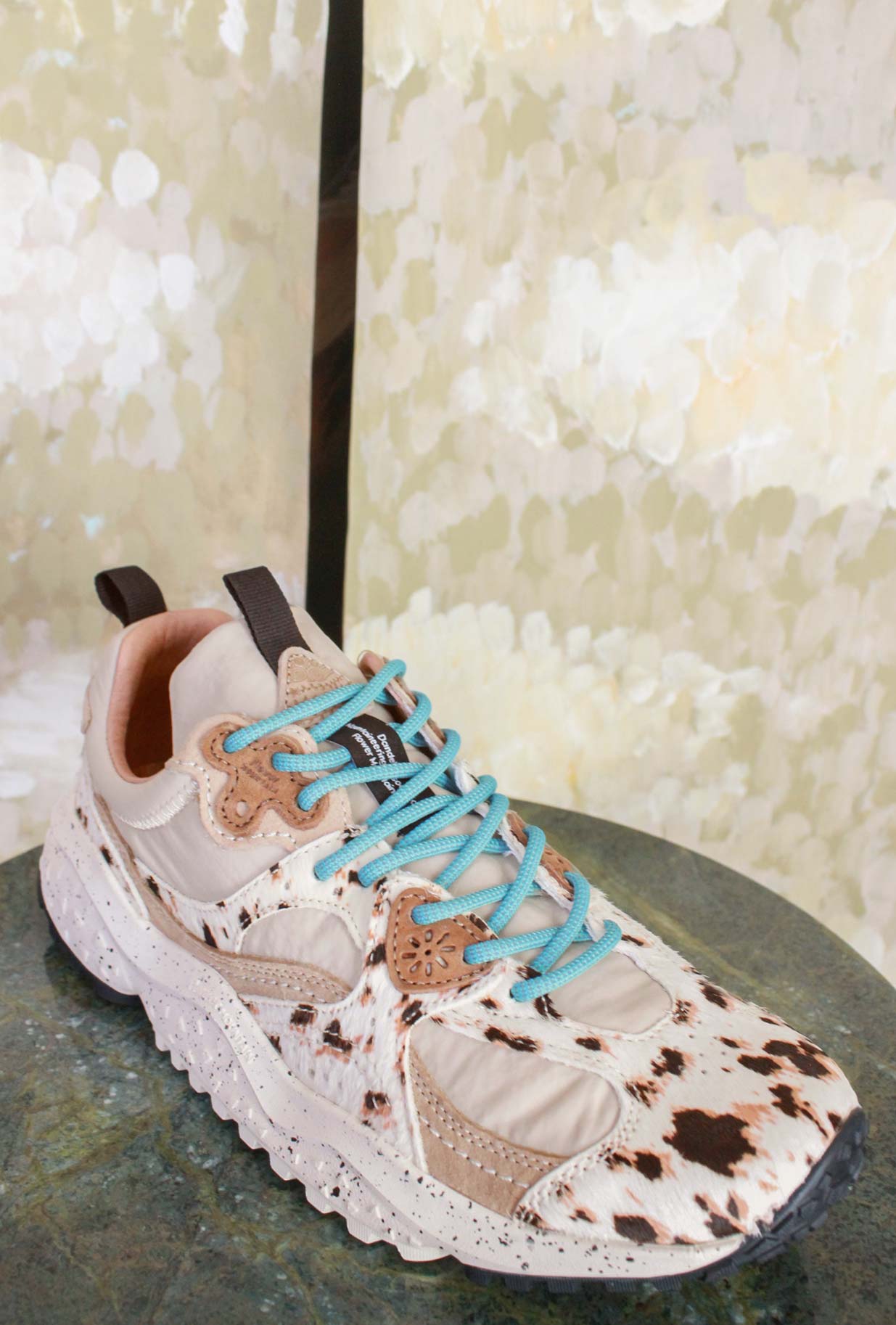 Sneakers Wave Woman di Flower Mountain realizzata in un raffinato mix di suede, nylon e pony hair nel sofisticato abbinamento Milk, Black e Brown da Donna