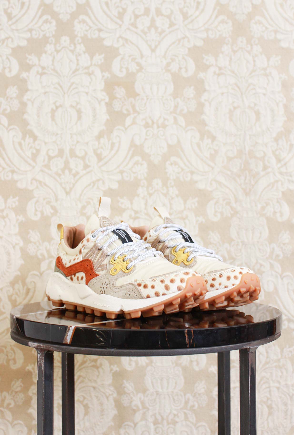 Sneakers Yamano da donna di Flower Mountain colore beige rust con dettagli in pony hair a pois