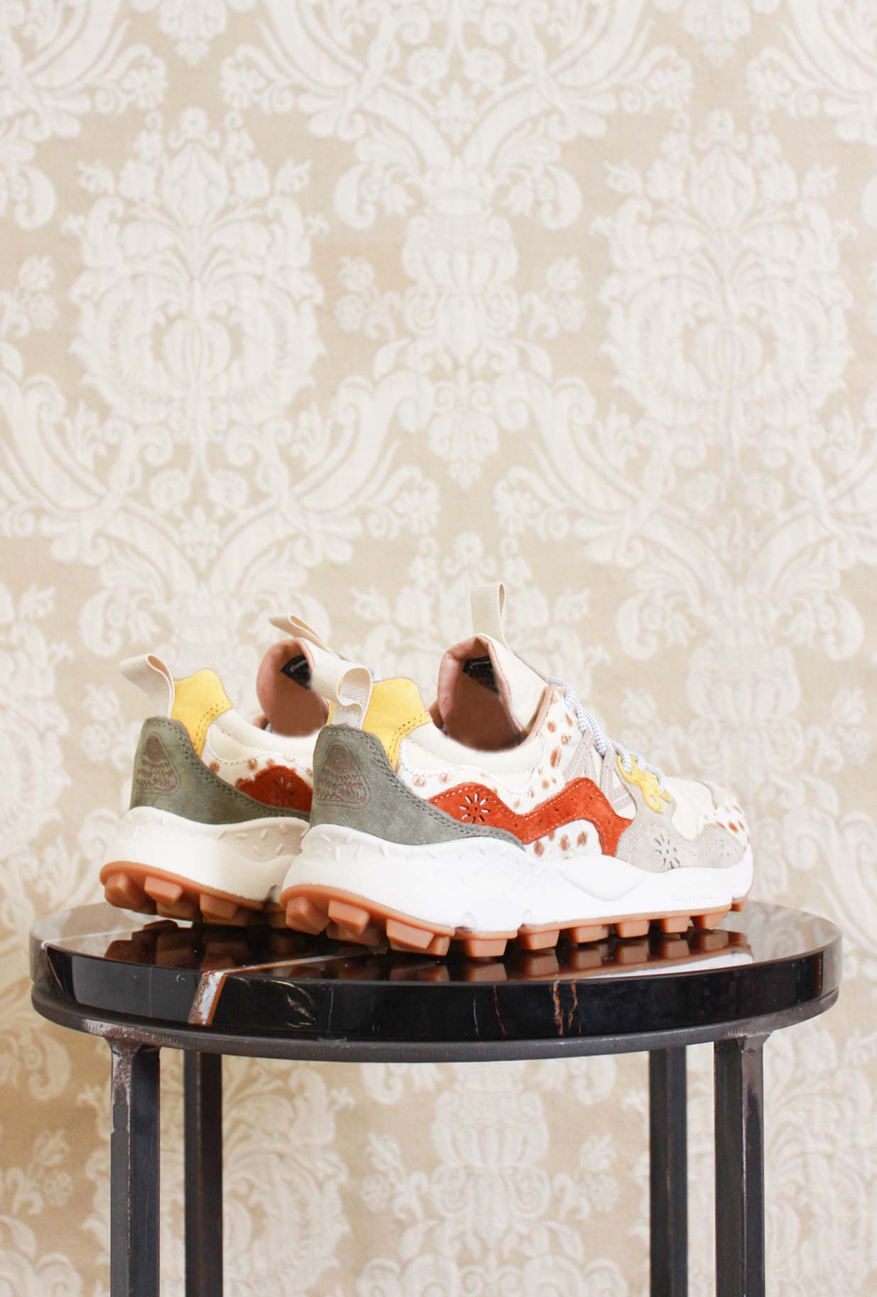 Sneakers Yamano da donna di Flower Mountain colore beige rust con dettagli in pony hair a pois