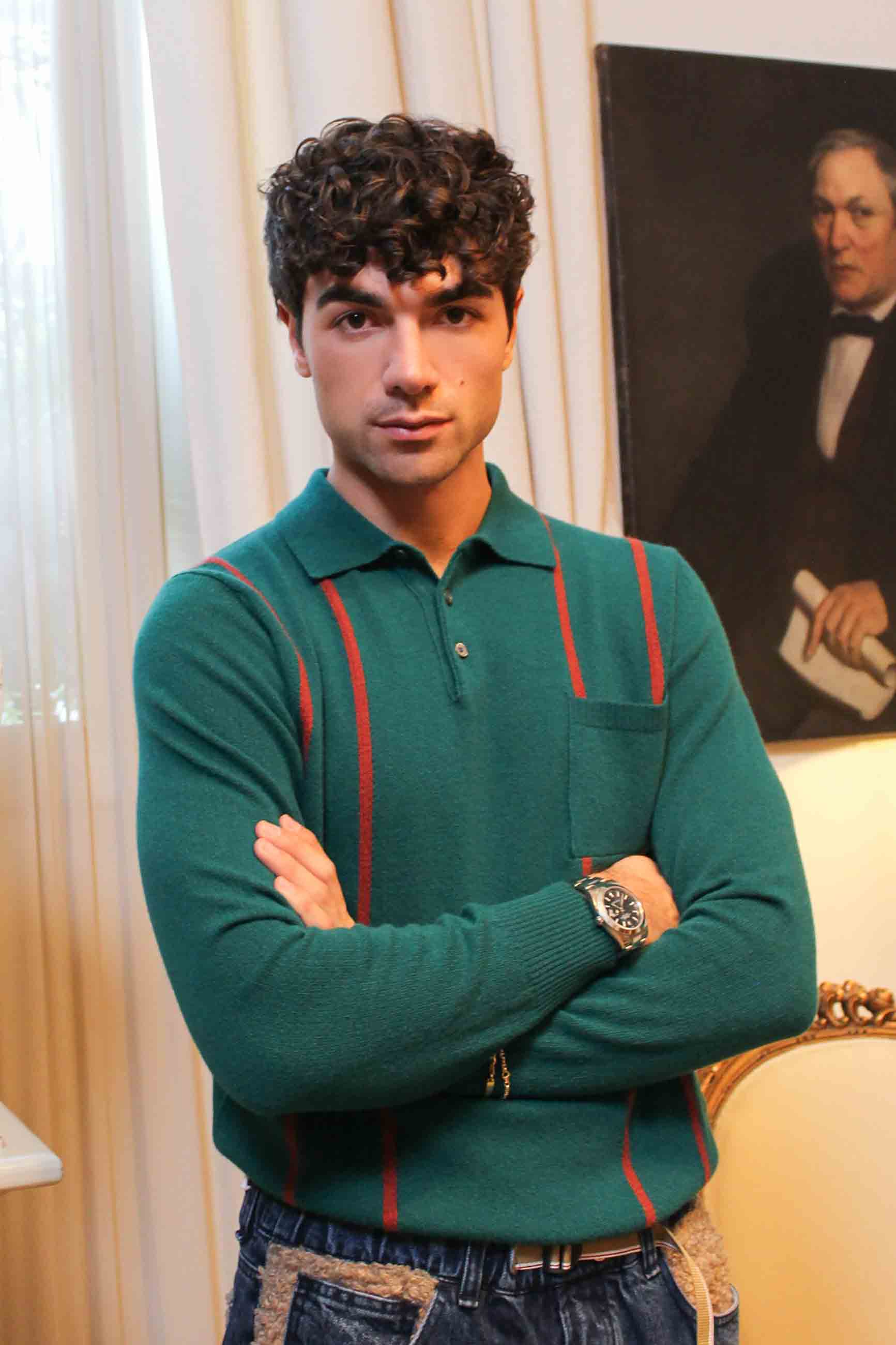 Maglia polo in lana stile 70s del brand Gallia Knitwear color verde bottiglia con righe verticali ruggine