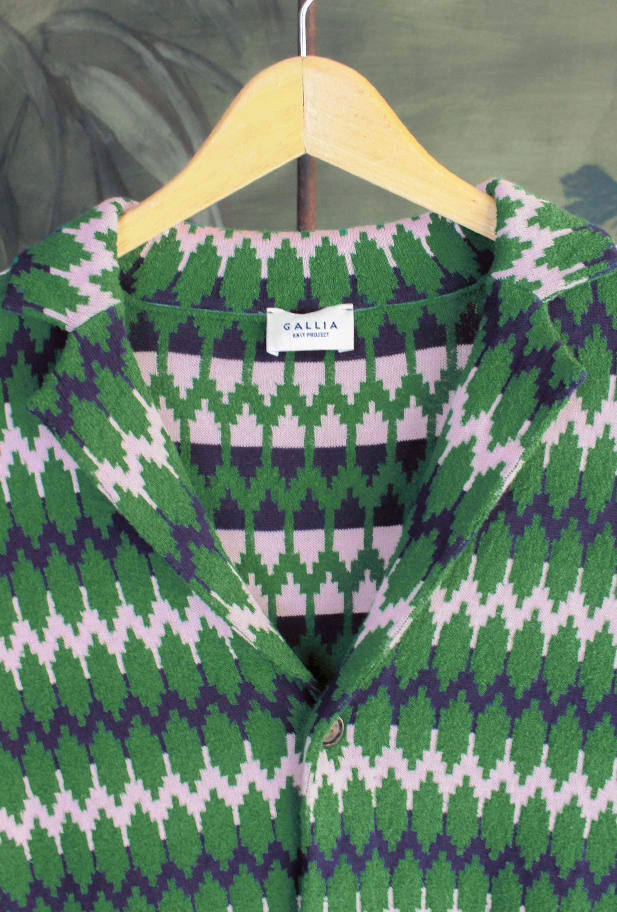 Cardigan Bowling Kareem di Gallia realizzato in pregiata spugna di cotone motivo Optical nei vivaci toni del Green-Pink da Uomo