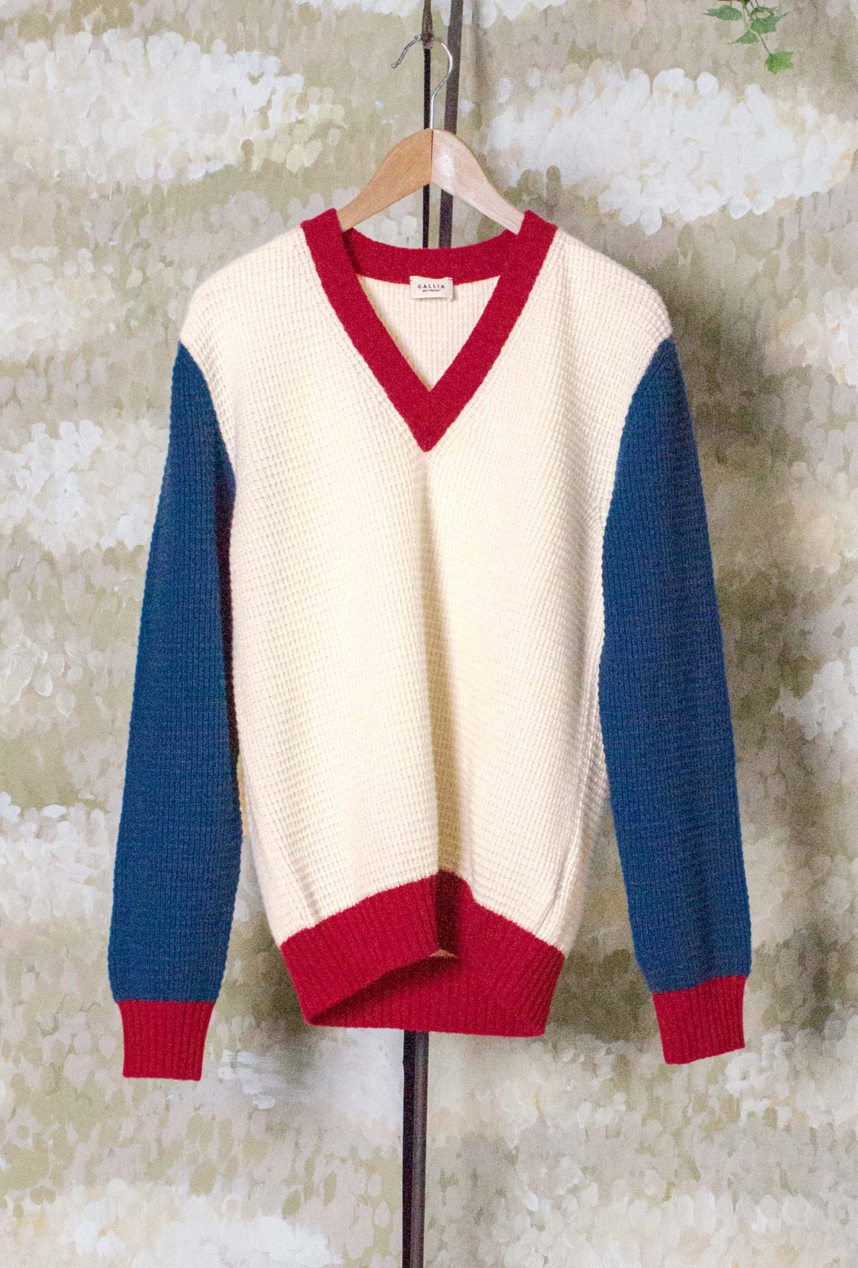 Pullover Cropped V-neck di Gallia realizzato in morbida lana merino motivo Color Block nei toni del Milk-Red-Blue da Uomo