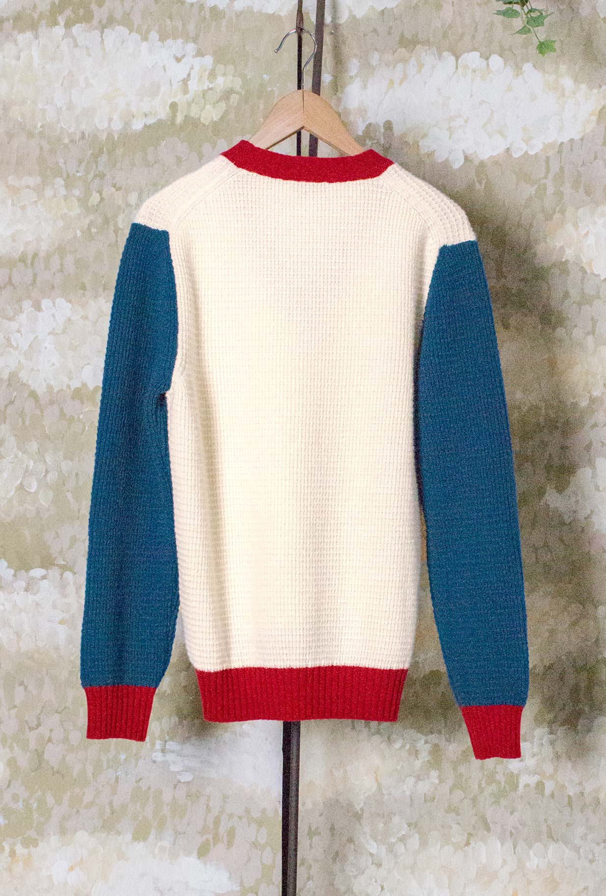 Pullover Cropped V-neck di Gallia realizzato in morbida lana merino motivo Color Block nei toni del Milk-Red-Blue da Uomo