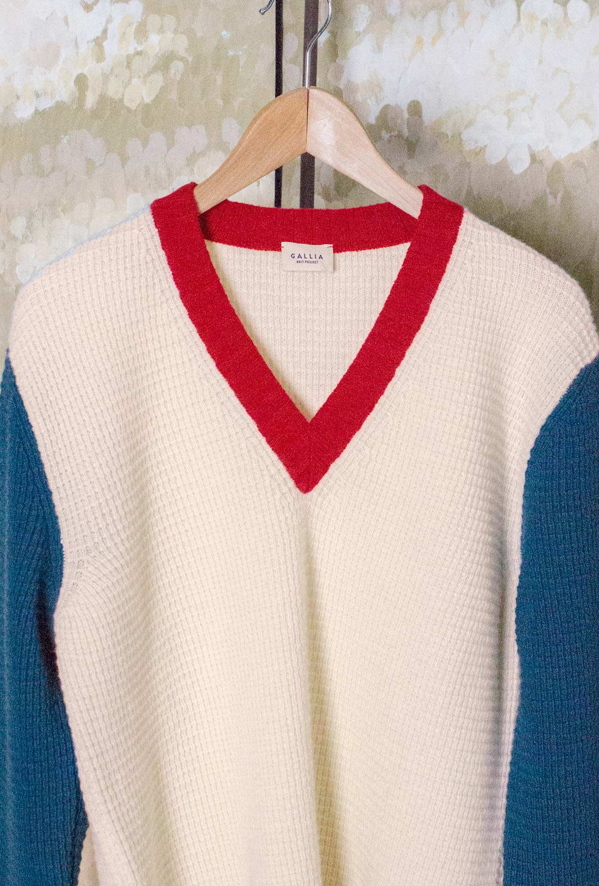 Pullover Cropped V-neck di Gallia realizzato in morbida lana merino motivo Color Block nei toni del Milk-Red-Blue da Uomo