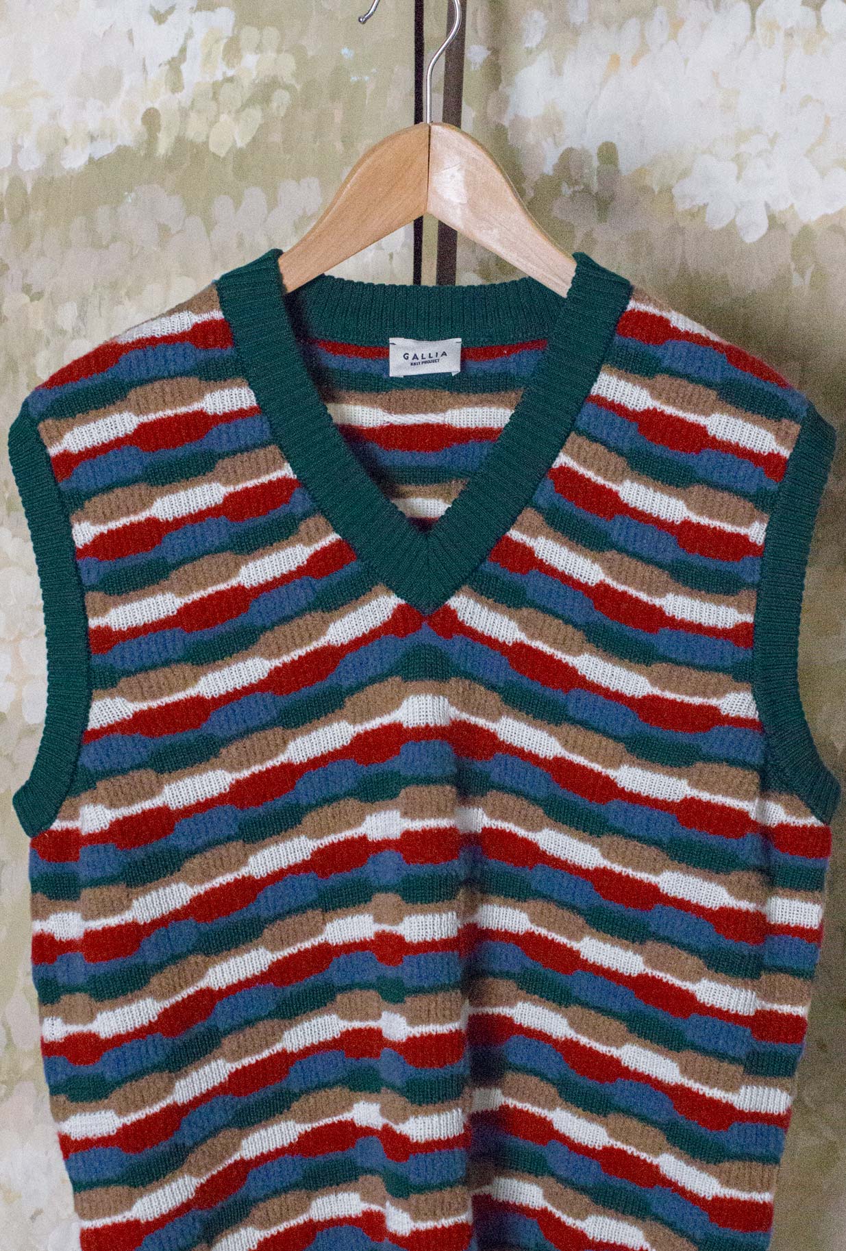 Gilet Joe di Gallia realizzato in morbida lana merino nell’inedita motivo 70’s Chains Multicolor da Uomo