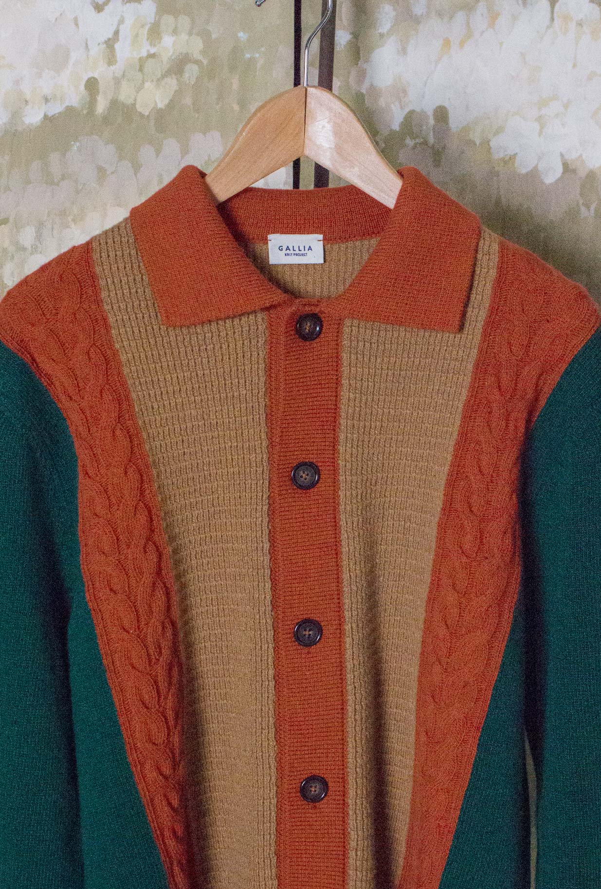 Polo Cardigan di Gallia realizzata in morbida lana merino design Color Block nei toni Ermerald-biscuit-burnt da Uomo
