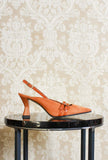 Slingback in suede color tangerine doppia fibbia e tacco a clessidra di gianpaolo viozzi