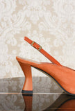 Slingback in suede color tangerine doppia fibbia e tacco a clessidra di gianpaolo viozzi