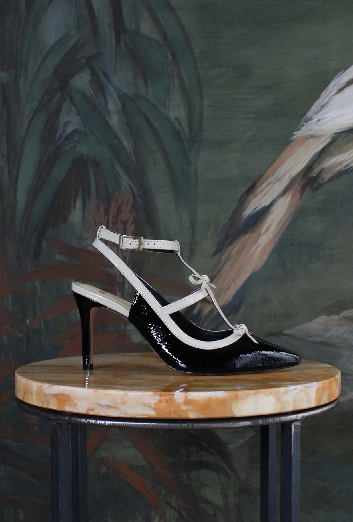 Sandalo pump little bow di greige con tacco a spillo e punta in vernice black & white