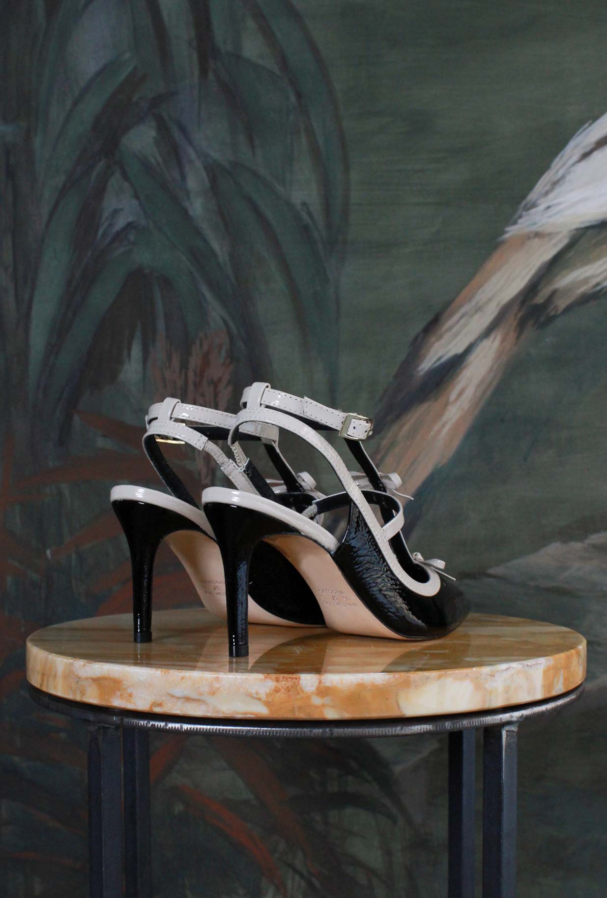 Sandalo pump little bow di greige con tacco a spillo e punta in vernice black & white