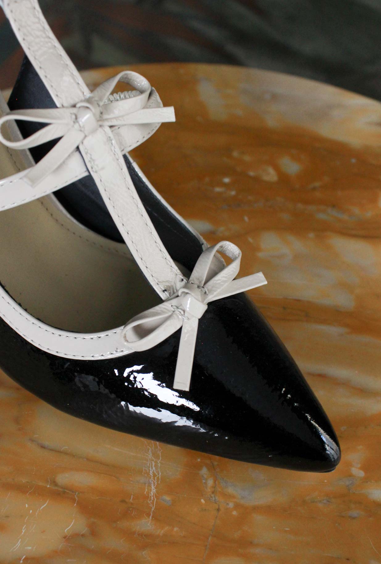 Sandalo pump little bow di greige con tacco a spillo e punta in vernice black & white