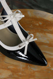 Sandalo pump little bow di greige con tacco a spillo e punta in vernice black & white