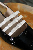 slingback di greige little bow in pelle di vernice black & white