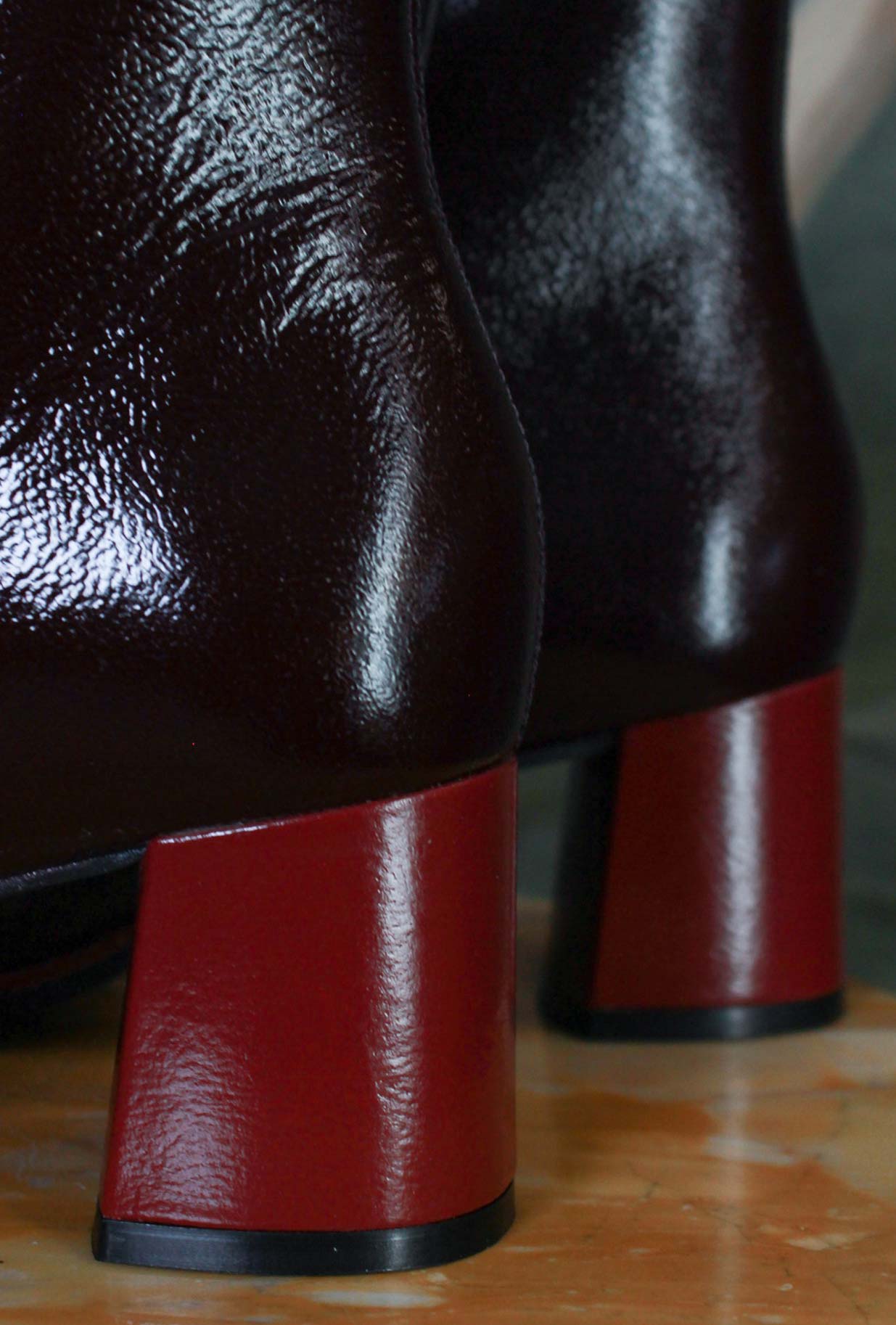 Stivaletto Morsetto Très Chic della Greige di colore Wine da donna
