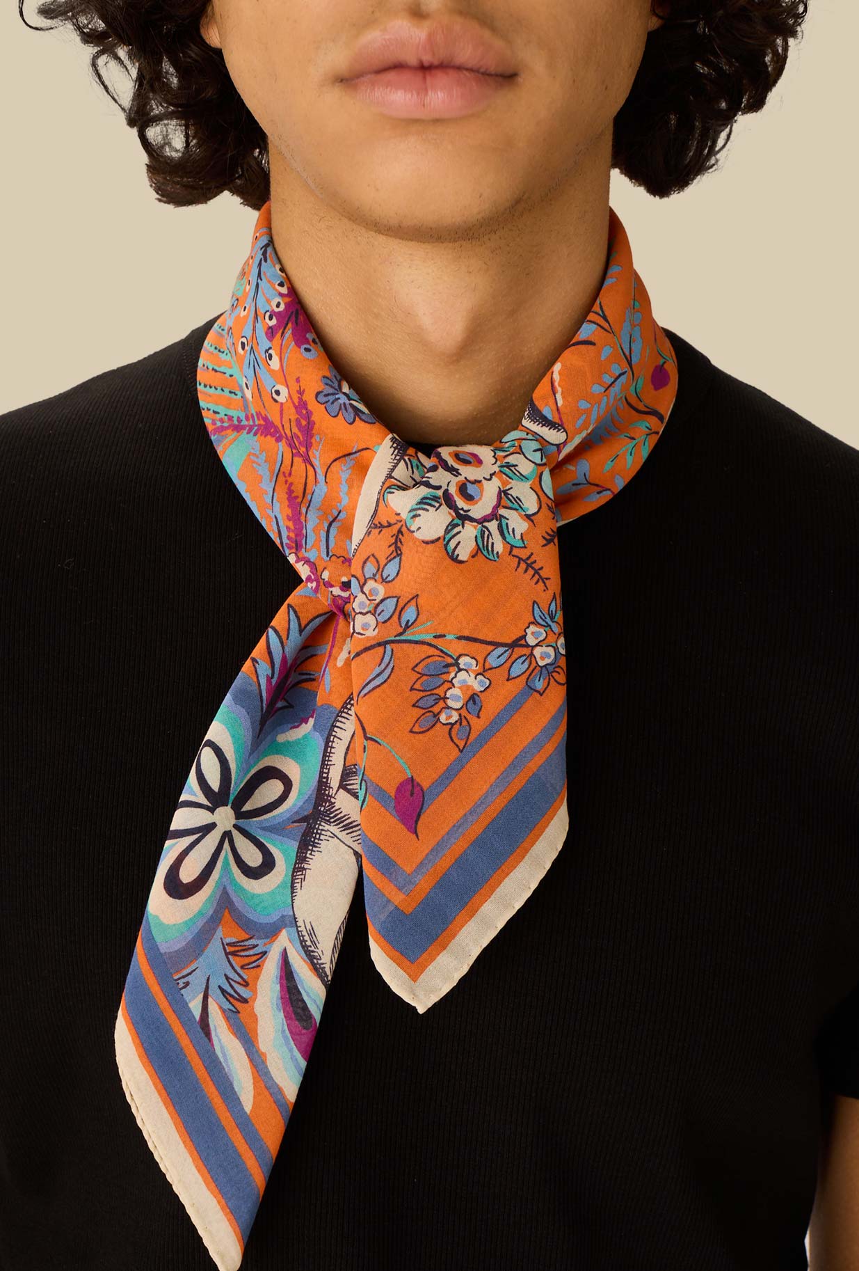 Foulard Carrè Pagode di Inoui Editions nell’eccentrica nuance Coral