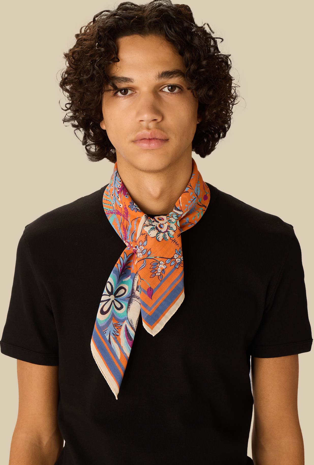 Foulard Carrè Pagode di Inoui Editions nell’eccentrica nuance Coral