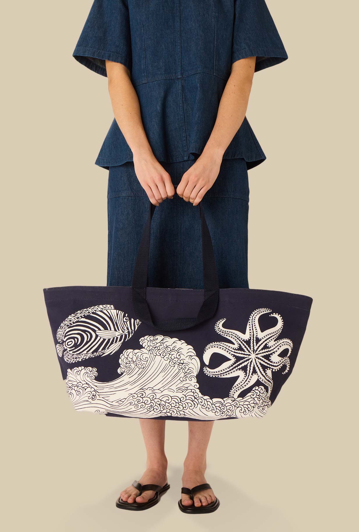Carrier Bag di Inoui Editions impreziosita dall'emblematica stampa "Fontainebleau" Blue Marine